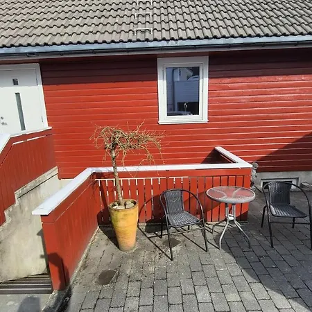 Flott Leilighet I Stille Og Rolig Omrade, Med Gratis Privat Parkering! Apartman
